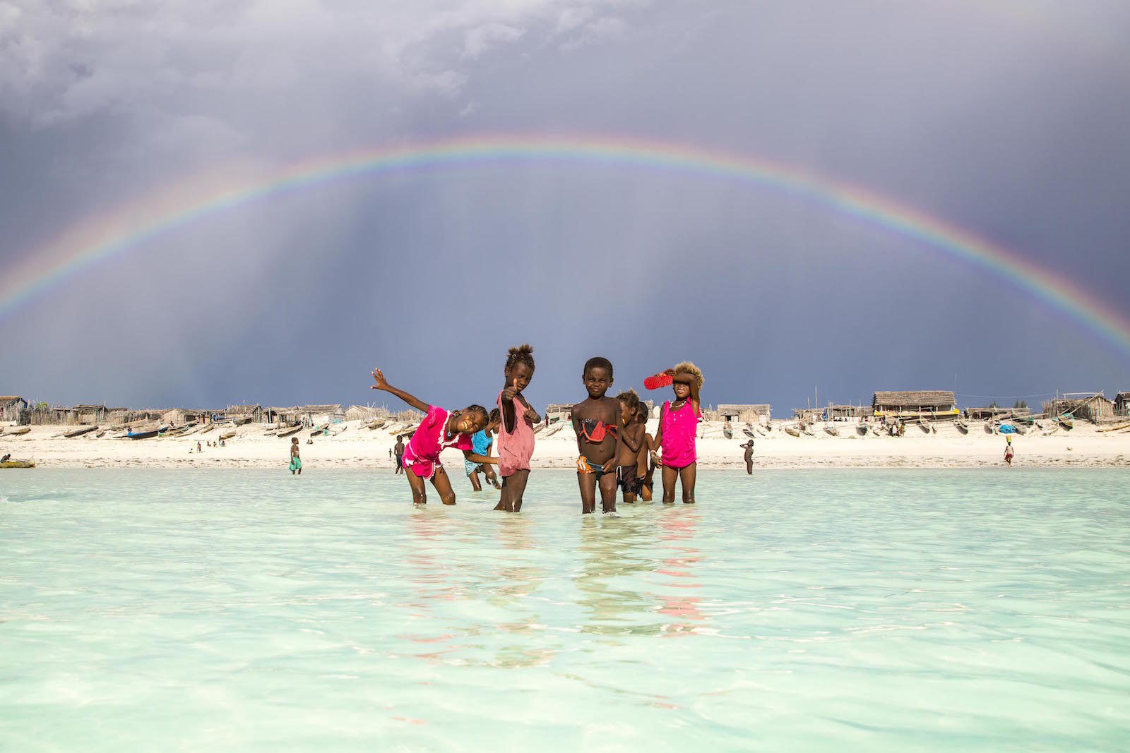 tirage photo arc en ciel chez les vezos de madagascar