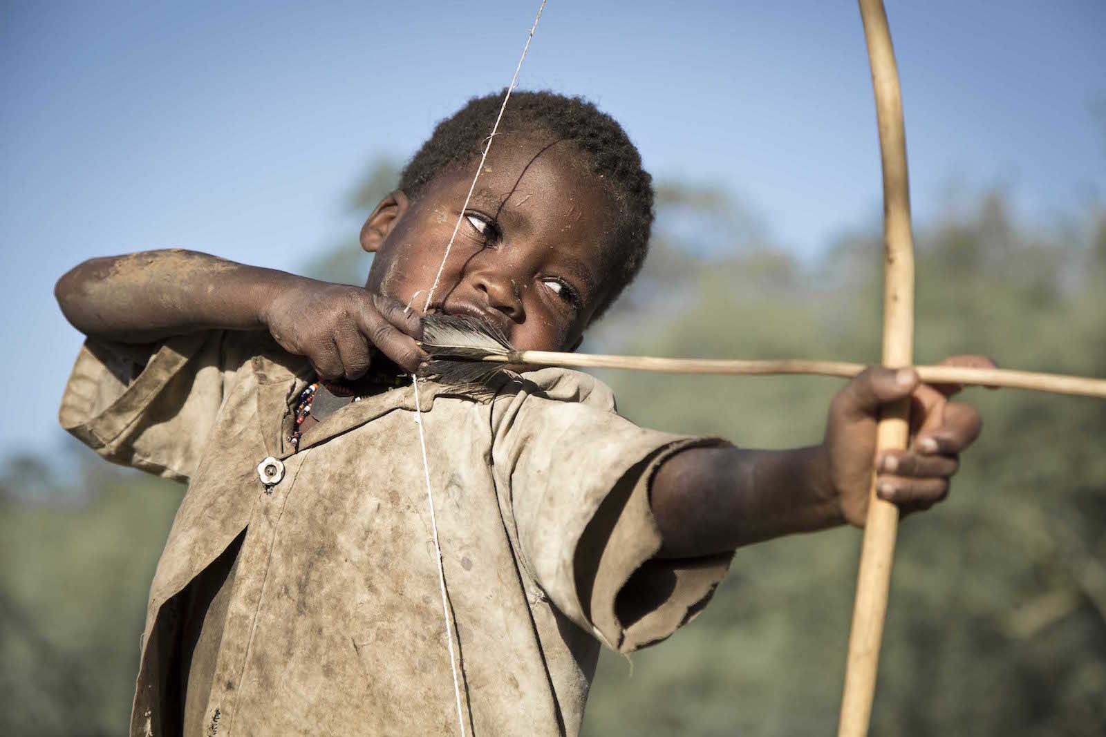 tirage photo chasseur oiseaux chez les hadzabe de tanzanie