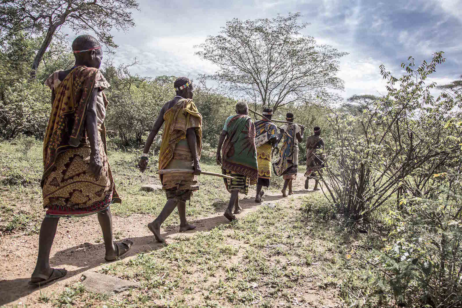 tirage photo en quete eau chez les hadzabe de tanzanie