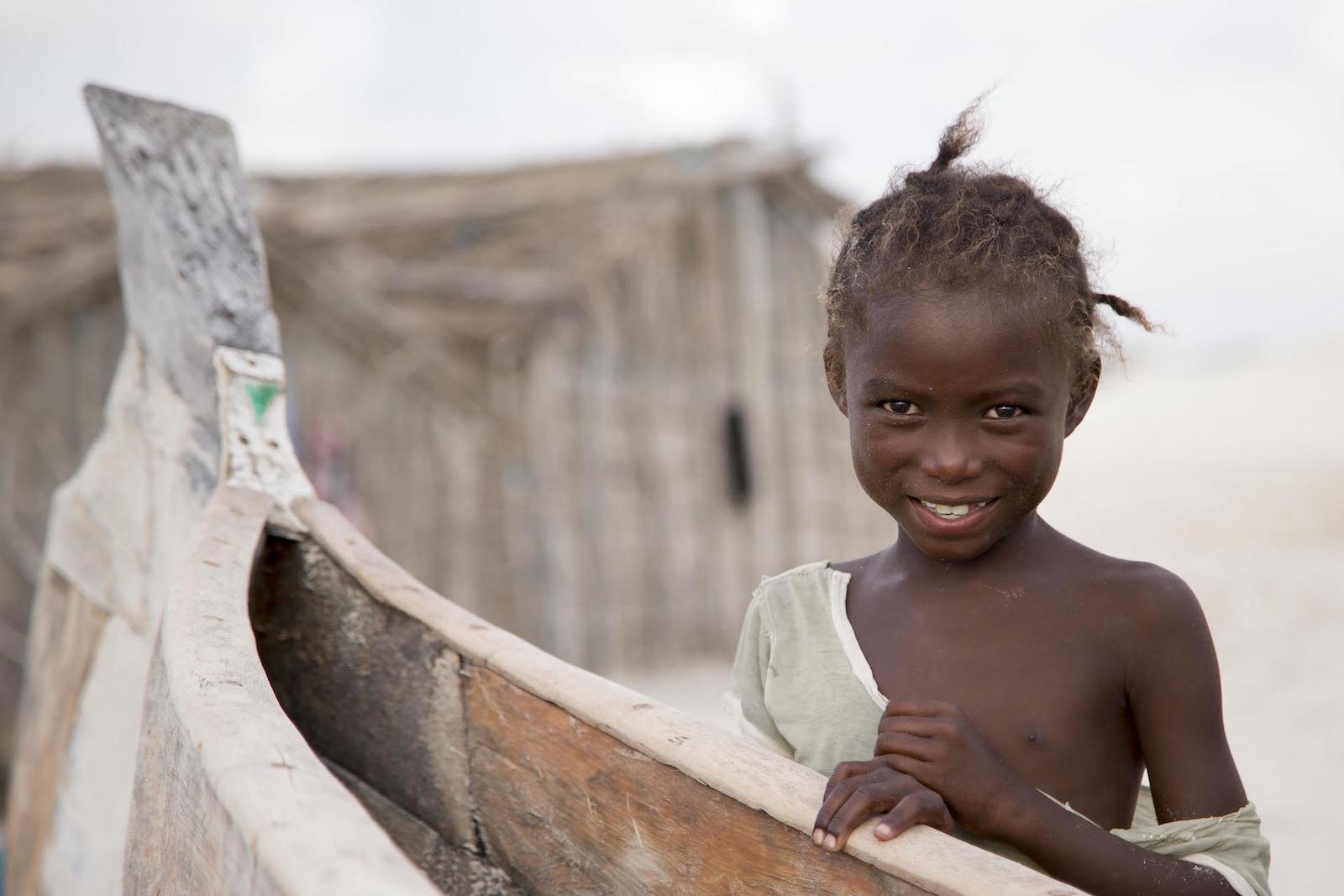 tirage photo enfant des dunes chez les vezos de madagascar