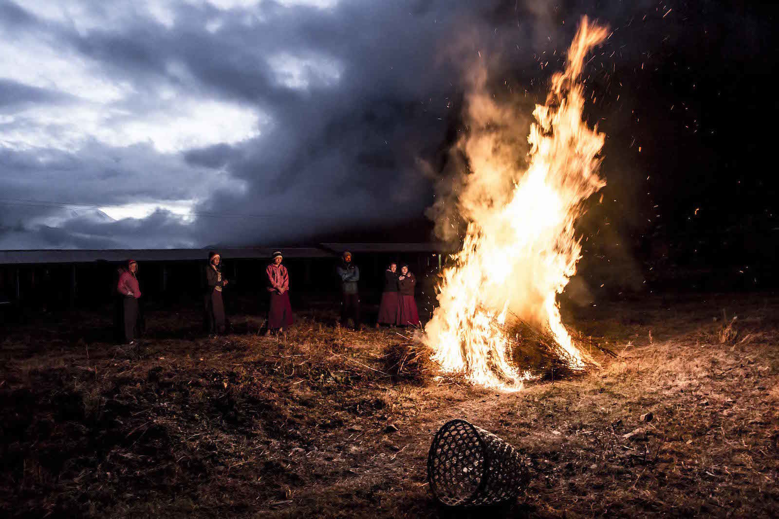 tirage photo feu dans la nonnerie chez les tsumbas du nepal