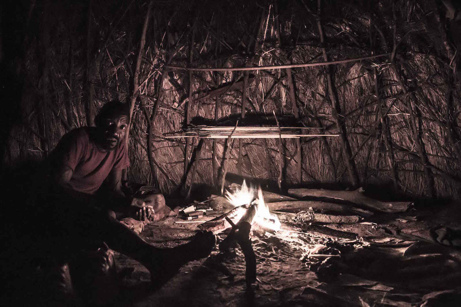 tirage photo hutte chez les hadzabe de tanzanie