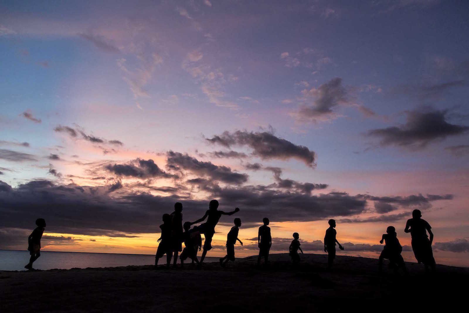 tirage photo jeux crepusculaires chez les vezos de madagascar