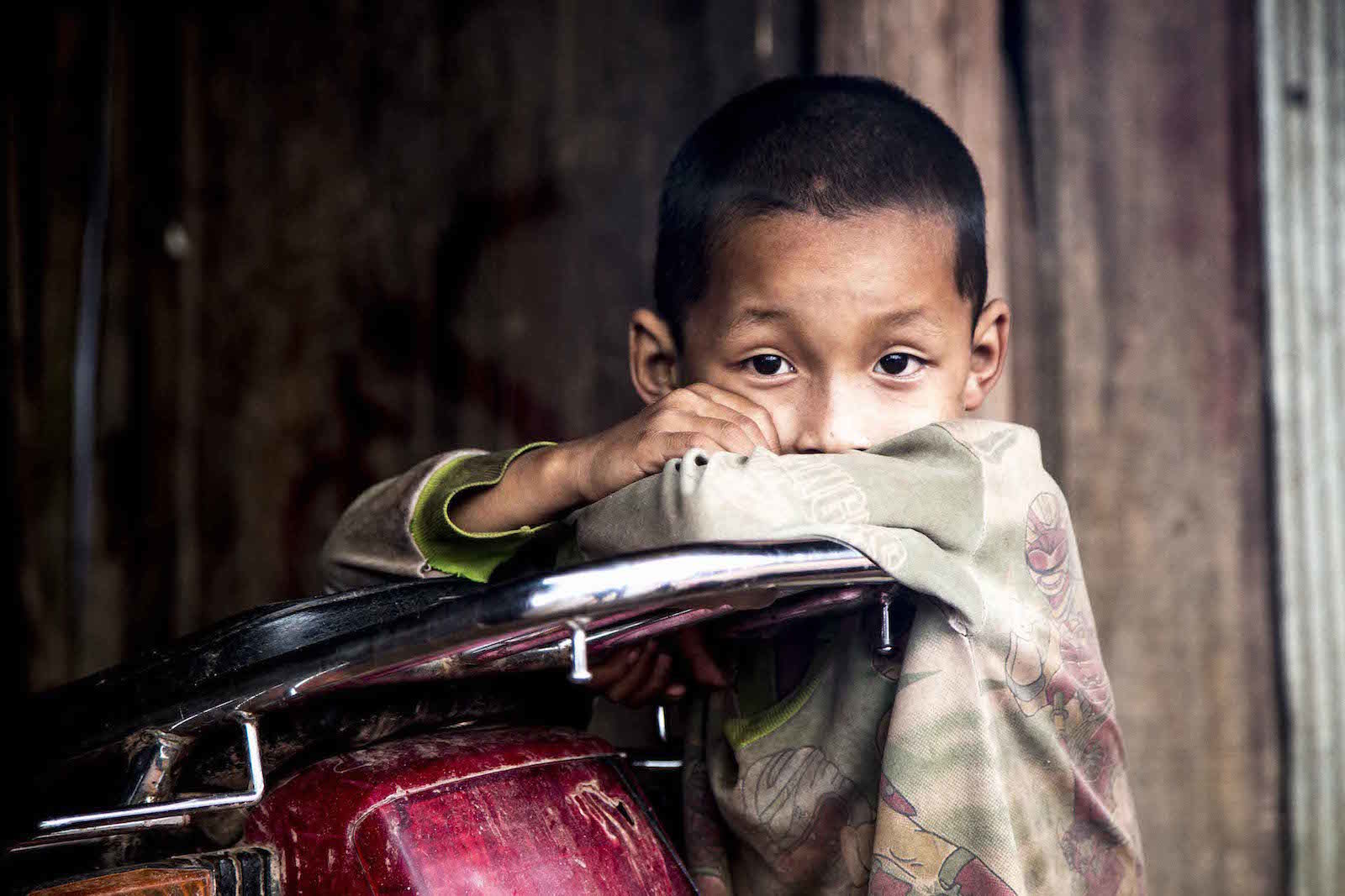 tirage photo regard perdu chez les akhas du laos